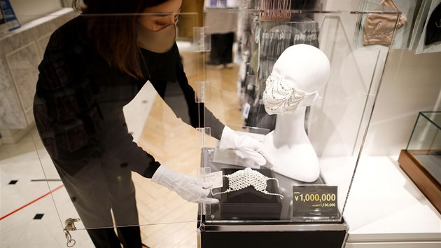Luxusn rouku vyrobenou v Japonsku zdob diamant i krystaly znaky Swarovski. Perlov ochrann masky pak krl na 330 perel. (26. listopadu 2020)