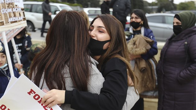 Azerbjdnci oslavuj vstup vojsk do oblasti Nhornho Karabachu. (20. listopadu 2020)