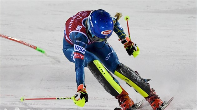 Mikaela Shiffrinov bhem slalomu v finskm Levi.
