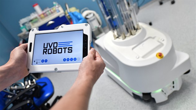 Robot lze jednoduše ovládat tabletem.