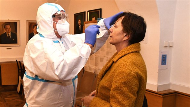 O testování učitelů se v Kyjově postarali zdravotníci z tišnovské nemocnice. Disponují mobilním analyzátorem antigenních testů.