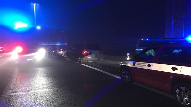 Tragická nehoda se odpoledne stala na dálnici D8 u Zdib u Prahy. Po srážce kamionu s dodávkou zemřel jeden člověk. (24. 11. 2020)