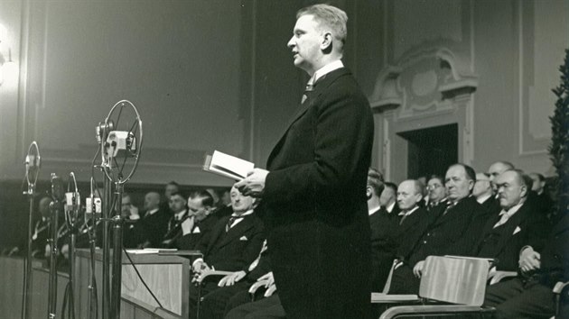 Jan Antonn Baa promlouv k akademick obci v aule na Veve, v sdle dnen stavebn fakulty VUT. estn doktort pevzal 26. bezna 1938.