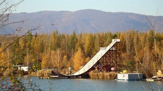 Nov skokansk mstek u jezera Matylda v Most je vysok 14 metr. Vyuvat ho budou nejen akrobatit lyai, ale i veejnost.