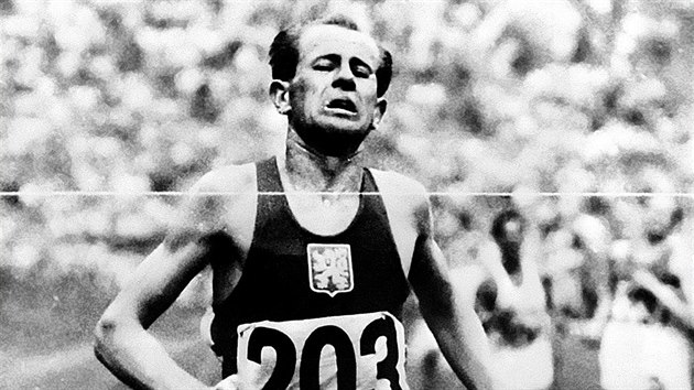 Slavná Zátopkova fotka z olympiády v Helsinkách z roku 1952, kde získal tři zlaté medaile v běhu na 5 a 10 kilometrů a v maratonu.