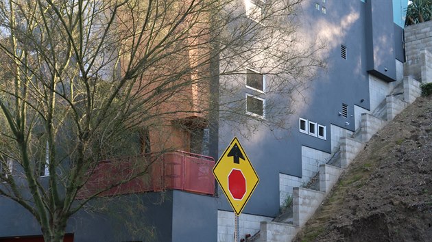 Pohled ze strany odhaluje atypickou vku stavby rodinnho domu i neobvyklou barevnost.