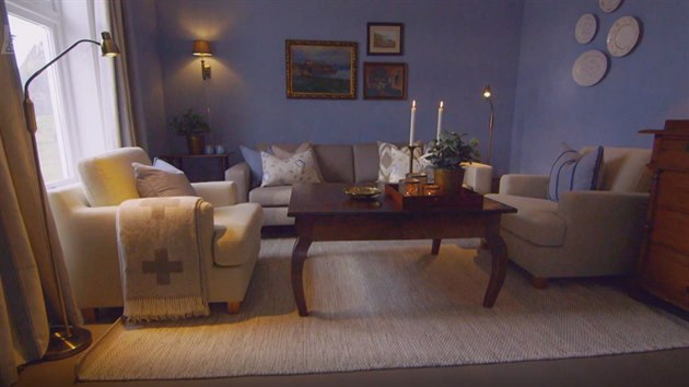 Z původní ložnice vznikl útulný obývací pokoj. Na stěnách jsou modré tapety. Jídelnímu stolu stačilo zkrátit nohy a vznikl stylový konferenční stolek.