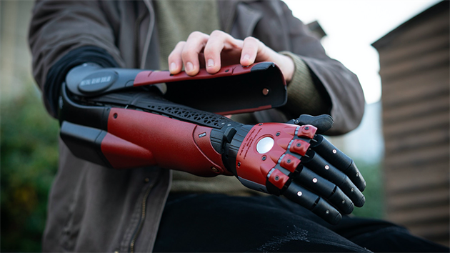 Umělá ruka vytvořená podle designu hry Metal Gear Solid