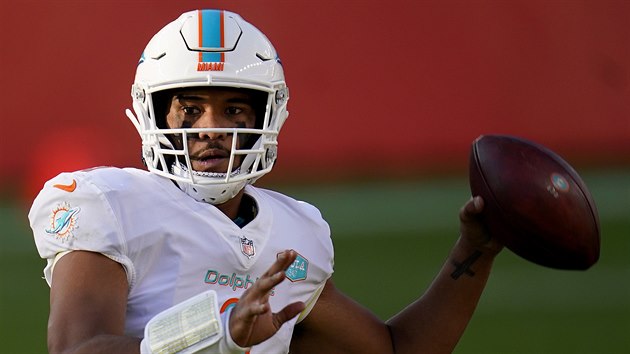 Tua Tagovailoa z Miami Dolphins v zpase s Denver Broncos