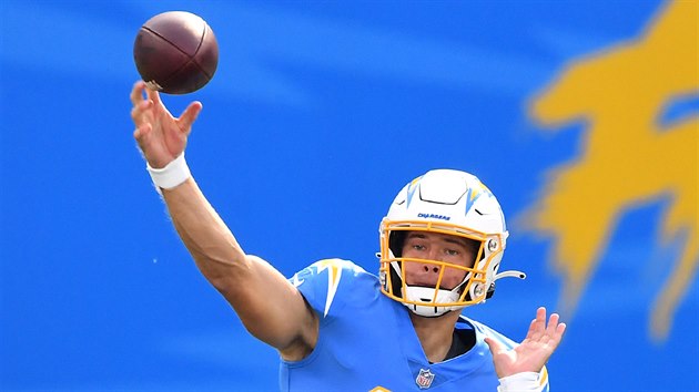 Justin Herbert zakld akci Los Angeles Chargers proti New York Jets.