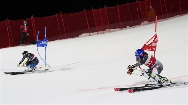 Petra Vlhov (vpravo) a Sara Hectorov v paralelnm obm slalomu v rakouskm Lech/Zrsu.