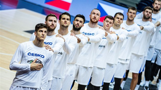 Čeští basketbalisté naslouchají tónům hymny.