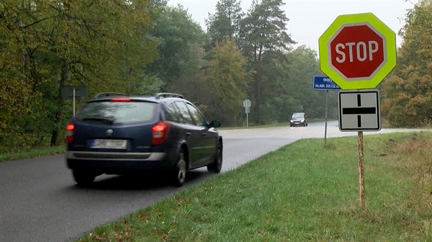 Ke zvýšení bezpečnosti na křižovatce u Lipníka stačilo jen pomocí reflexních prvků zvýraznit dopravní značky Stůj, dej přednost v jízdě.