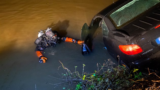 Hasiči vytáhli auto z rybníka v Černožicích (19. 11. 2020).
