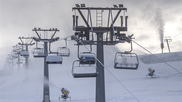 Pracovníci Skicentra Deštné v Orlických horách na Rychnovsku zasněžují červenou sjezdovku (22. 11. 2020).