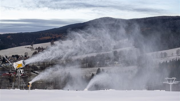 Pracovnci Skicentra Detn v Orlickch horch na Rychnovsku zasnuj ervenou sjezdovku (22. 11. 2020).