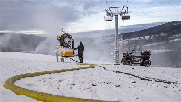 Pracovníci Skicentra Deštné v Orlických horách na Rychnovsku zasněžují červenou sjezdovku (22. 11. 2020).