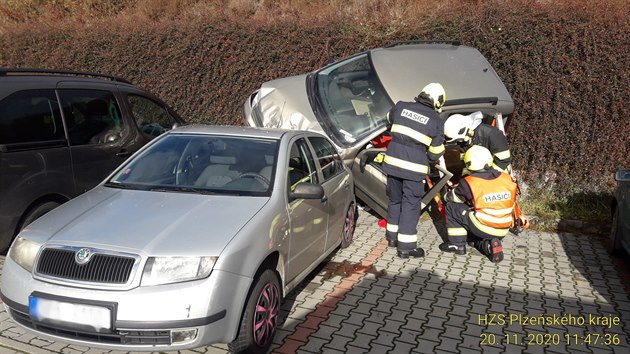 Star idi nezvldl zen a sjel ze srzu na zaparkovan auto na parkoviti u obchodnho centra v Tachov.