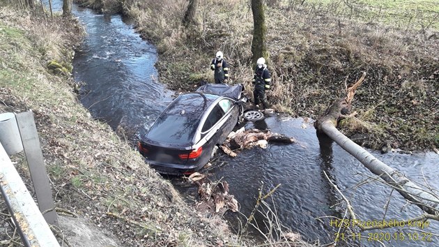 Dopravn nehoda na Klatovsku. idi ve vysok rychlosti vyjel ze silnice, perazil strom a spadl do potoka.