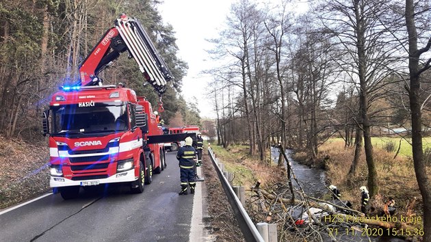 Dopravn nehoda na Klatovsku. idi ve vysok rychlosti vyjel ze silnice, perazil strom a spadl do potoka.