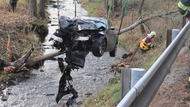 Dopravn nehoda na Klatovsku. idi ve vysok rychlosti vyjel ze silnice, perazil strom a spadl do potoka.