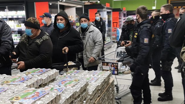 Cizinci cht�li v Plzni nakupovat bez rou�ek a ko��k�. Do Kauflandu se vydaly cel� rodiny.