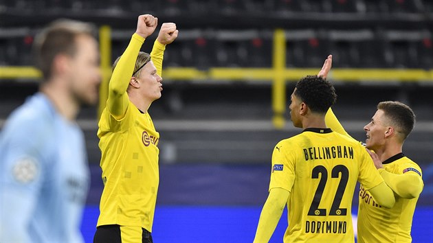 Erling Braut Haaland (vlevo) oslavuje se spoluhráči z Dortmundu svůj druhý gól v zápase Ligy mistrů s Bruggami.