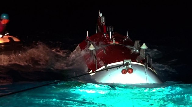 ínská ponorka pi návratu na hladinu ze dna Mariánského píkopu
