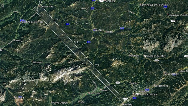 Mapa vypoten pdov oblasti meteorit s odhadovanou hmotnost meteorit na prav stran lichobnku. Oblast je 50 km dlouh a a 3 km irok, piem hmotnosti meteorit budou klesat a jejich poet vzrstat smrem na severozpad.