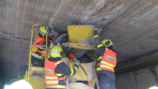 Hasii v ptek vyproovali domchva zaseknut pod ostravskm mostem.