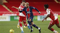 Pařížská hvězda Neymar utíká fotbalistům Monaka.