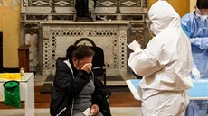 Zdravotníci testují lidi na covid-19 v kostele v italské Neapoli. (18....