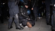 Francouzští policisté zakročili proti migrantům ve spontánně postaveném...