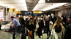 Cestující v rouškách na letišti v Denveru v Coloradu (24. listopadu 2020)