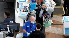 Cestující prochází kontrolou na letišti v Denveru v Coloradu. (24. listopadu... | na serveru Lidovky.cz | aktuální zprávy