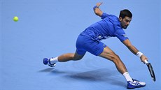 Srb Novak Djokovi skonil v semifinále Turnaje mistr po pesunu k míi v...