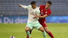 Benjamin Pavard (vpravo) z Bayernu a brémský Milot Rashica bojují o balon.