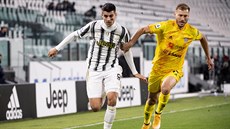 Álvaro Morata (vlevo) z Juventusu bí s balonem, zastavit se ho snaí Ragnar...