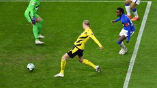 Erling Haaland (ve lutém) stílí první gól Dortmundu v zápase s Herthou.