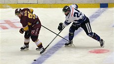 Vlastimil Bil�ík (vlevo) z Jihlavy se ohlí�í za pukem na modré �á�e v zápase...