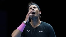 Španěl Rafael Nadal se zlobí v semifinále Turnaje mistrů.