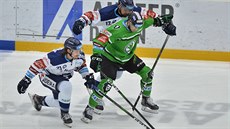 Mário Lunter z Mladé Boleslavi (v zeleném) se dere za pukem pes protihráe z...