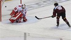 Branká Olomouce Jan Luká (vlevo) inkasuje branku z hole Lukáe Rouska ze...