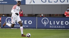 Jean-Philippe Mateta z Mohu�e vede balon v zápase proti Freiburgu.