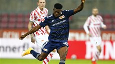 Taiwo Awoniyi z Unionu stílí první gól v zápase proti Kolínu.