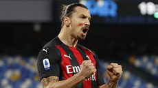 Zlatan Ibrahimovi z AC Milán se raduje ze vsteleného gólu proti Neapoli.