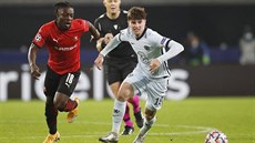 Mason Mount z Chelsea utíká ped Jeremym Dokuem z Rennes.