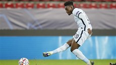 Callum Hudson-Odoi z Chelsea dává gól proti Rennes.