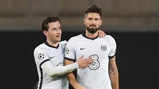 Olivier Giroud (vpravo) rozhodl o výh�e Chelsea proti Rennes. Po hrudi ho plácá...