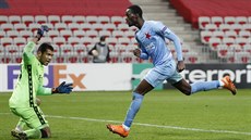 Slávistický Abdellah Sima dává tetí gól Nice v utkání Evropské ligy.